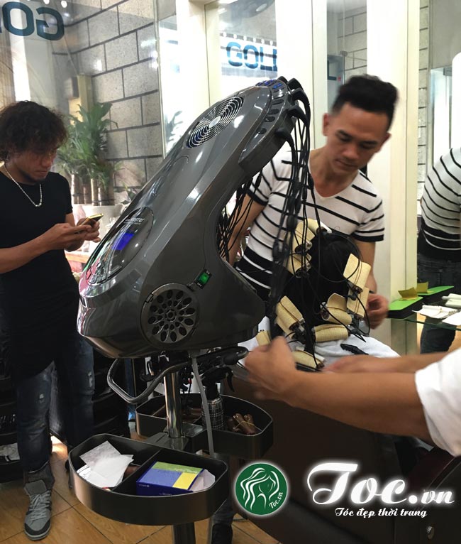 Sử dụng máy chuyên dùng Wave Master cao cấp cho chăm sóc tóc
